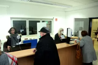 In der Anmeldung werden die Unterlagen von jeweils zwei Impfberechtigten überprüft. 