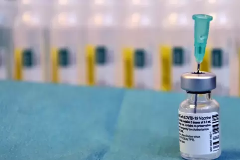 Ein Fläschchen mit dem Impfstoff von Biontech/Pfizer.