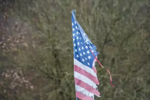 Hat schon bessere Zeiten gesehen: Diese zerfledderte US-Flagge könnte symbolisch für den politischen Zustand der Vereinigten Sta