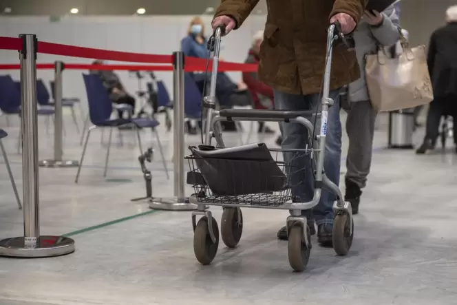 Im Impfzentrum in Wörth stehen fünf Rollstühle zur Verfügung. Im Impfzentrum in Wörth stehen fünf Rollstühle zur Verfügung.