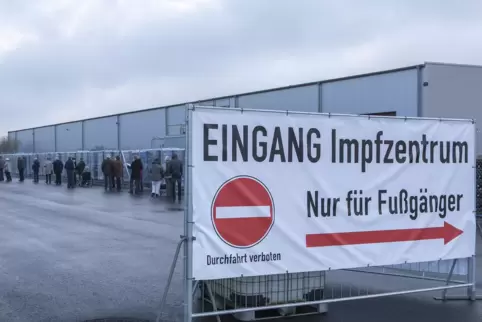 Lange Schlange: Die Organisatoren des Impfzentrums in Wörth wurden davon überrascht, dass mehr Menschen als erwartet doch recht Lange Schlange: Die Organisatoren des Impfzentrums in Wörth wurden davon überrascht, dass mehr Menschen als erwartet doch recht