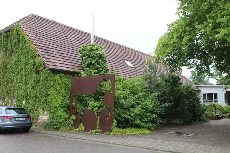 Auf dem Anwesen des verstorbenen Bildhauers Andreas Helmlimg plant ein Investor eine Büro- und Wohnanlage. 