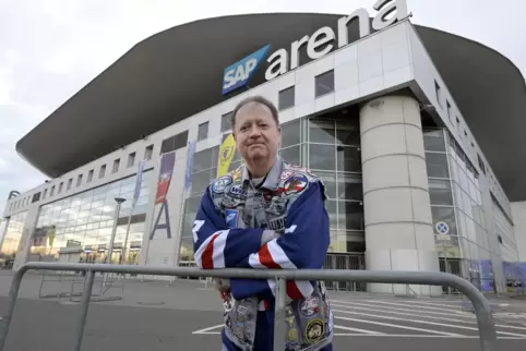 Eishockey-Fans müssen derzeit draußen bleiben: ein zerknirschter Steffen Lucas.