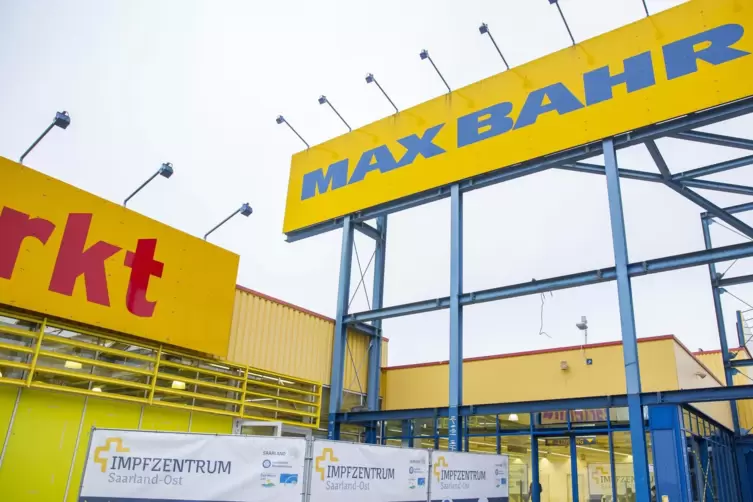 Das saarländische Impfzentrum Ost wurde im ehemaligen Max-Bahr-/Praktiker-Baumarkt Neunkirchen eingerichtet. 