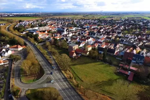 Bunddesstraße 39: Zwei Lärmschutzwände schirmen Dudenhofen von der Straße ab.