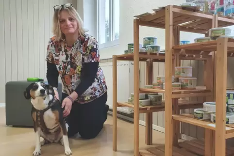 Fröhliche Hunde sind das Ziel der Arbeit von Anja Wagner – hier mit Hündin Banu – die das biologische Hundetherapiezentrum in Wa
