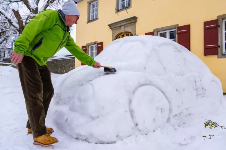 Eberhard Burger fegt frisch gefallenen Schnee von dem Schnee-&bdquo;K&auml;fer&ldquo;. 