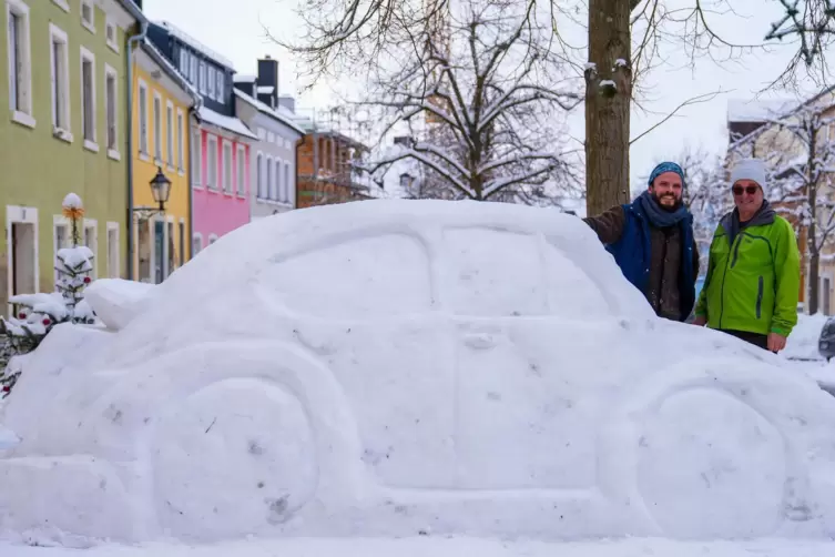 Eberhard Burger (rechts) und sein Nachbar Stefan Parnt stehen neben ihrem aus Schnee gebauten &bdquo;K&auml;fer&ldquo;. 