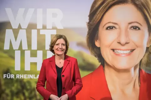 Malu Dreyer vor ihrem Wahlplakat. 