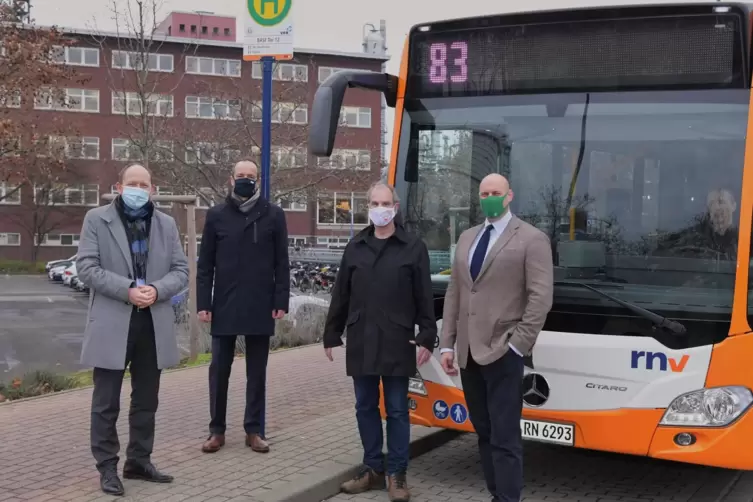 Offizielle der beiden Städte sowie von RNV und BASF weihen die neue Buslinie am Tor 12 der BASF in Oppau ein.
