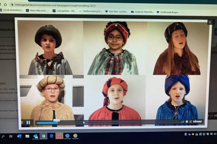 Sternsinger des Kindermissionswerks gr&uuml;&szlig;en und singen.