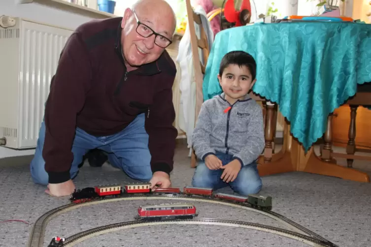 Der vierjährige Dilchad Ezz Aden freut sich über die Märklin-Eisenbahn, die ihm Rolf Wahl aus Eisenberg geschenkt hat. 