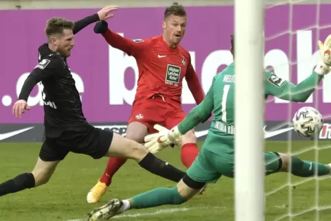 Chance vertan: FCK-Angreifer Marvin Pourié bringt das Leder nicht an Kölns Schlussmann Sebastian Mielitz vorbei im Tor der Vikto