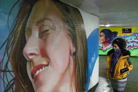 Hübscher Blickfang: Einer Passantin in der Ludwigshafener Bahnhofsunterführung hat es Mates Graffito besonders angetan. 