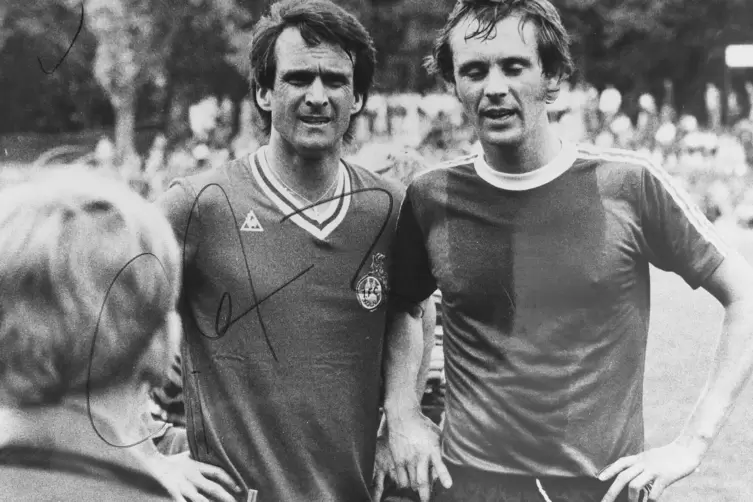 Tolles Erinnerungsstück: Gerd Backes (rechts) mit Wolfgang Overath. Signiert wurde das Foto bei einem Hallenturnier in Ludwigsha