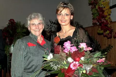  Weinkönigin Sylvia Benzinger, hier mit Bürgermeisterin Ingrid Rehg, im Jahr 2004 einen Empfang. 