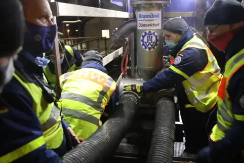 Die Fachleute des THW, die mit 40 Einsatzkräften vor Ort waren, installieren eine Hannibal-Großpumpe, die das Abwasser von Bann 