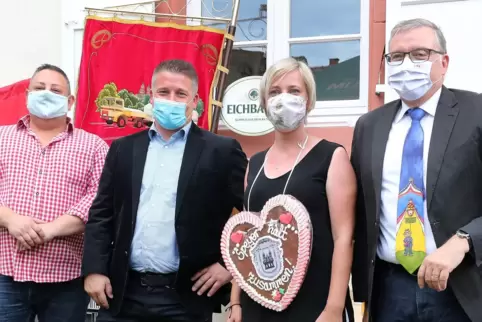 2020: Brezelfest-Ersatzveranstaltung mit Maske, Oberbürgermeisterin Stefanie Seiler zwischen den Schaustellern Alexander Lemke u
