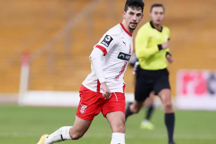 Julian Derstroff ist beim Halleschen FC inzwischen anerkannter F&uuml;hrungsspieler und auch Teil des Mannschaftsrates. Sechs Saisont