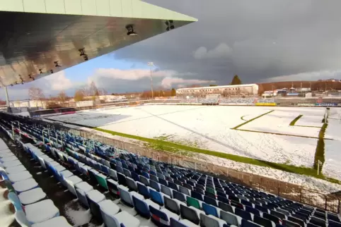 Winter auf der Husterhöhe: So präsentierte sich das Framas-Stadion am Samstagmittag. Die Linien waren freigeräumt. 