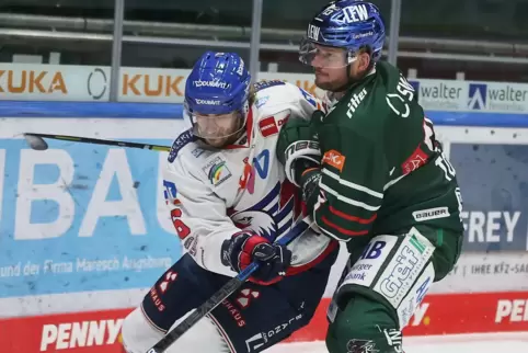 Markus Eisenschmid von den Adler Mannheim wird von Steffen Tölzer bedrängt.