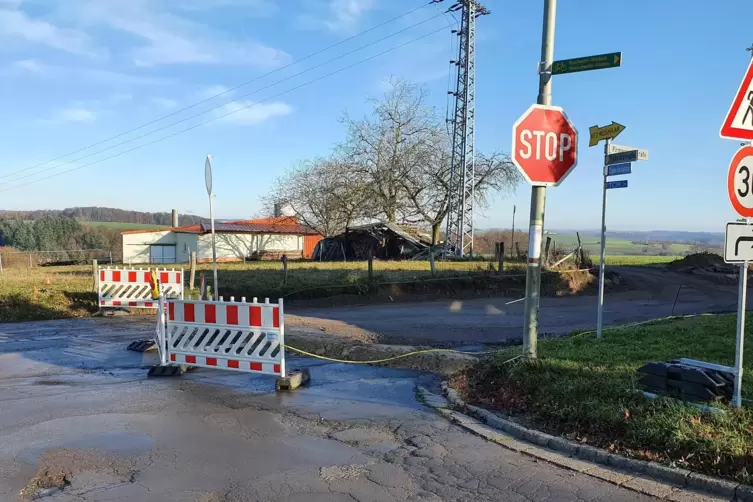 Bis Weihnachten lag die Firma vor dem Zeitplan. Die Baustelle endet jetzt an der Einm&uuml;ndung zur Fabrikstra&szlig;e. Vom Ortseingang bi