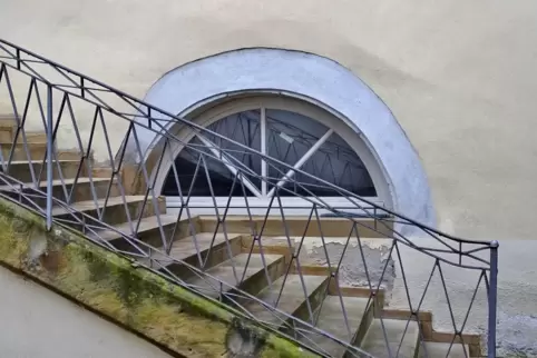 Hinter dem Bogenfenster liegt der Keller des historischen Hofs. 