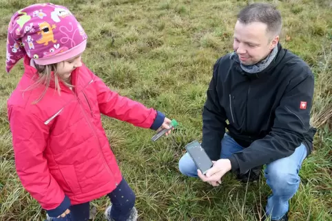 Henning Knauber sozusagen im Dienst: Der Geocaching-Beauftragte begutachtet mit seiner Tochter Leni eine Schatzdose. Henning Knauber sozusagen im Dienst: Der Geocaching-Beauftragte begutachtet mit seiner Tochter Leni eine Schatzdose.