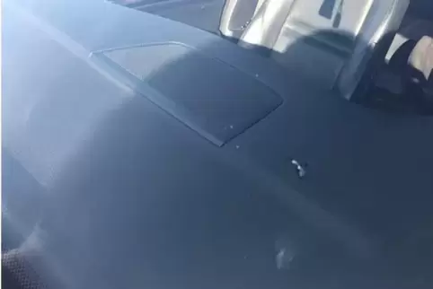 Die Windschutzscheibe eines wurde durch die Eisplatten beschädigt.