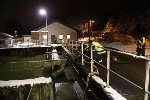 In der Nacht zu Samstag hat das Technische Hilfswerk einen Schlauch verlegt, um das Abwasser aus der defekten Kläranlage in Bann