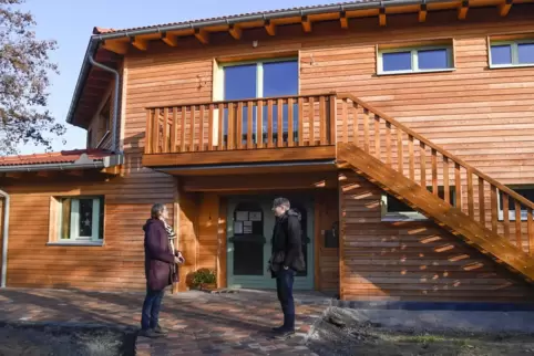 Kirsten Ziesche und Carsten Felgenhauer vom Trägerverein vor dem Neubau. Die Bauarbeiten hier sind im Wesentlichen abgeschlossen