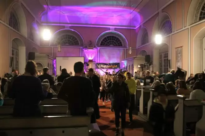 Mit gemeinsamen Veranstaltungen wie der Church-Night der Kirchengemeinde, der Jugendzentrale des Kirchenbezirks "An Alsenz und L