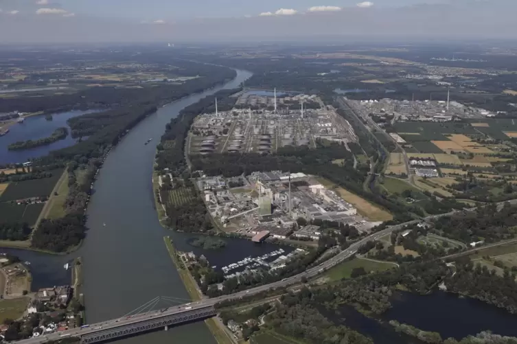 Rheinabwärts der bestehenden Rheinbrücke ist eine zweite geplant.
