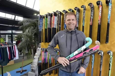 Alleine im Verkaufsraum: Axel Schröder in den Räumen der TK Sports GmbH in Mannheim. 