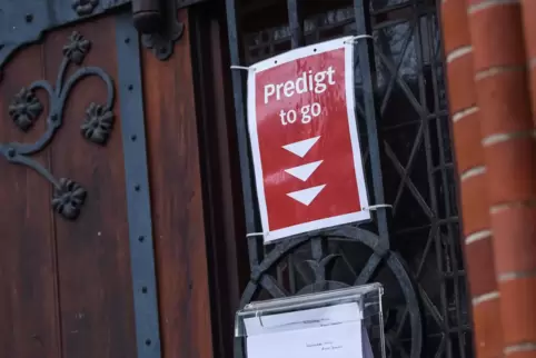 Viele Gemeinden sagen die Gottesdienste ab und bieten alternative spirituelle Impulse für Gläubige.