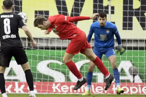 Mit großem Einsatz: FCK-Innenverteidiger Alexander Winkler beim Kopfball.