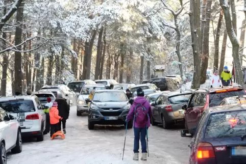 Überfüllt: der Wanderparkplatz Hahnenschritt.