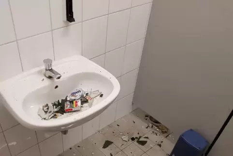 In Eppstein verwüsteten Unbekannte die Damentoilette, zündelten im Waschbecken und und rissen die Heizung aus der Wand. 