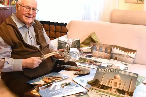 Karl Heinz Ester inmitten seiner Reiseerinnerungen.