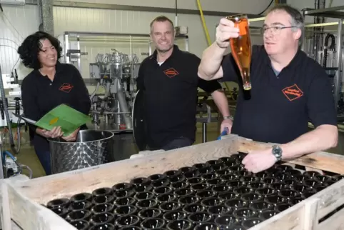  Hilarius Reinhardt (rechts) begutachtet einen Pinot Rosé, im Hintergrund Martina Reinhardt und Kellermeister Christof Höfer.