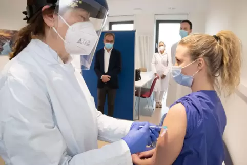 Als Erste lässt sich Jessica Hemm-Doerfert impfen. Sie ist Pflegerin an der Lungen-Intensivstation, auf der an der Uni die schwe Als Erste lässt sich Jessica Hemm-Doerfert impfen. Sie ist Pflegerin an der Lungen-Intensivstation, auf der an der Uni die schwe