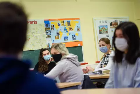 Ob der Präsenzunterricht bald wieder im Klassenzimmer stattfindet, entscheiden die Schulen. 