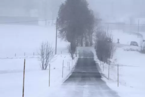 Der Wintereinbruch sorgt auf den Straßen im Saarland für eine angespannte Lage.