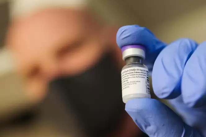 Noch fehlt in vielen Altenheimen und Kliniken Impfstoff, um die Mitarbeiter zu impfen.