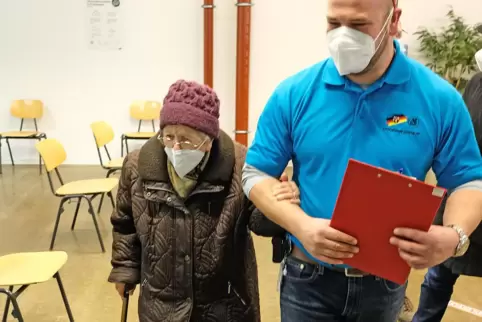 Los geht’s: Marcus Spies führt Elsa Wilhelm zur Impfung.