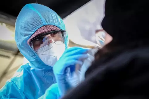 Bei der Kreisverwaltung Kusel gingen am Dienstag vier positive Corona-Testergebnisse ein. 
