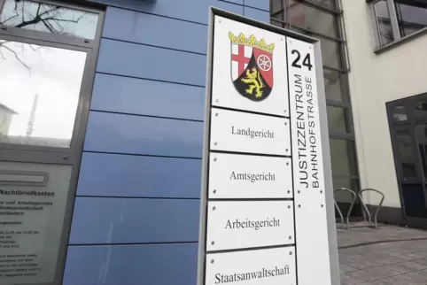 Statt vorm Amtsgericht Rockenhausen findet sich der Angeklagte aus dem Donnersbergkreis jetzt vorm Landgericht in Kaiserslautern