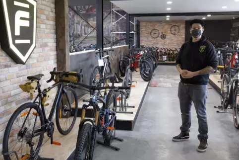  Die Fahrradwerkstatt darf der Verkaufsleiter des Fahrradladens Ramstein, Marvin Glytas, öffnen. Die Verkaufsräume sind jedoch g