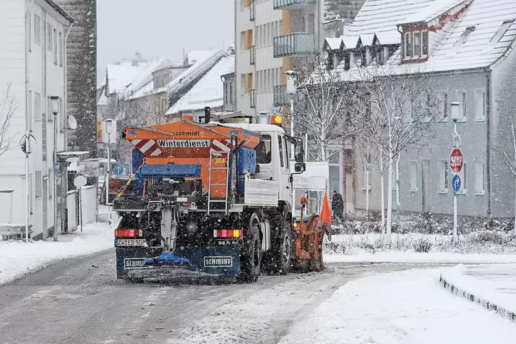 Sieht man nicht mehr allzu oft: ein Schneepflug räumt die Daimlerbrücke.