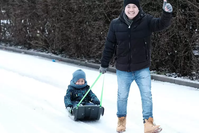 Dao Trung Le zieht seinen vierj&auml;hrigen Sohn Dao Trung Lam zur Allee.